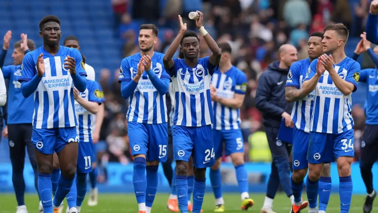 Simon Adringra dẫn dắt đội bóng Brighton của mình