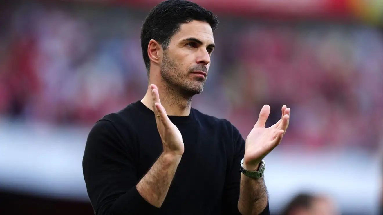 HLV Mikel Arteta của Arsenal vỗ tay khen ngợi người hâm mộ sau trận đấu