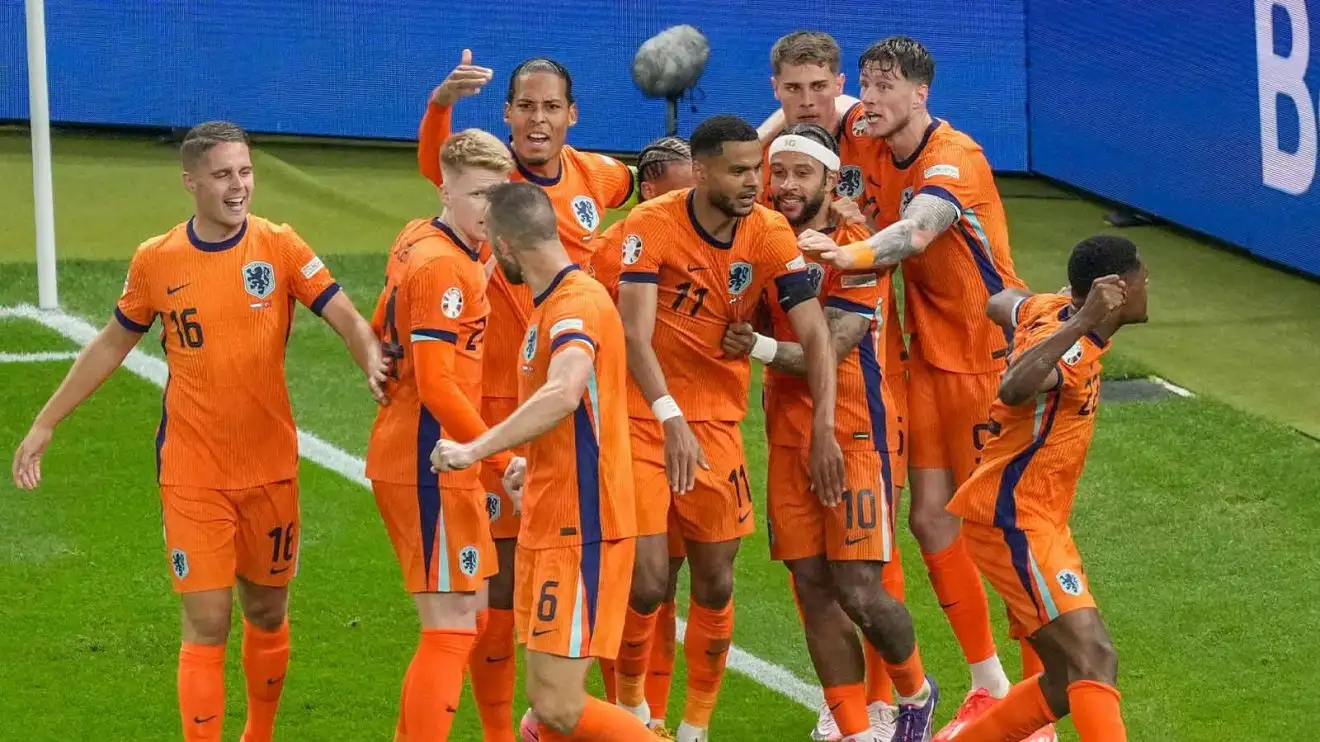 Cody Gakpo of the Netherlands, utility, honors wearing his teammates after racking upward