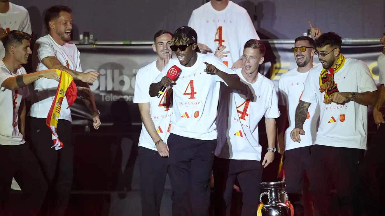 Nico WIlliams and also the Spain squad express joy their Euros win wearing T-shirts through comprehensive figure 4s on them alongside the message 