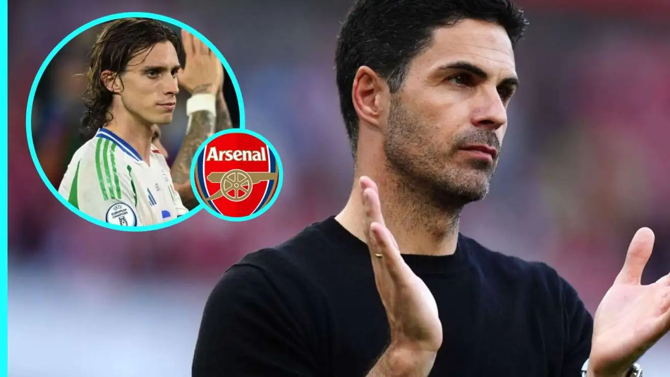 HLV Mikel Arteta của Arsenal và Riccardo Calafiori trong một vòng tròn nhỏ