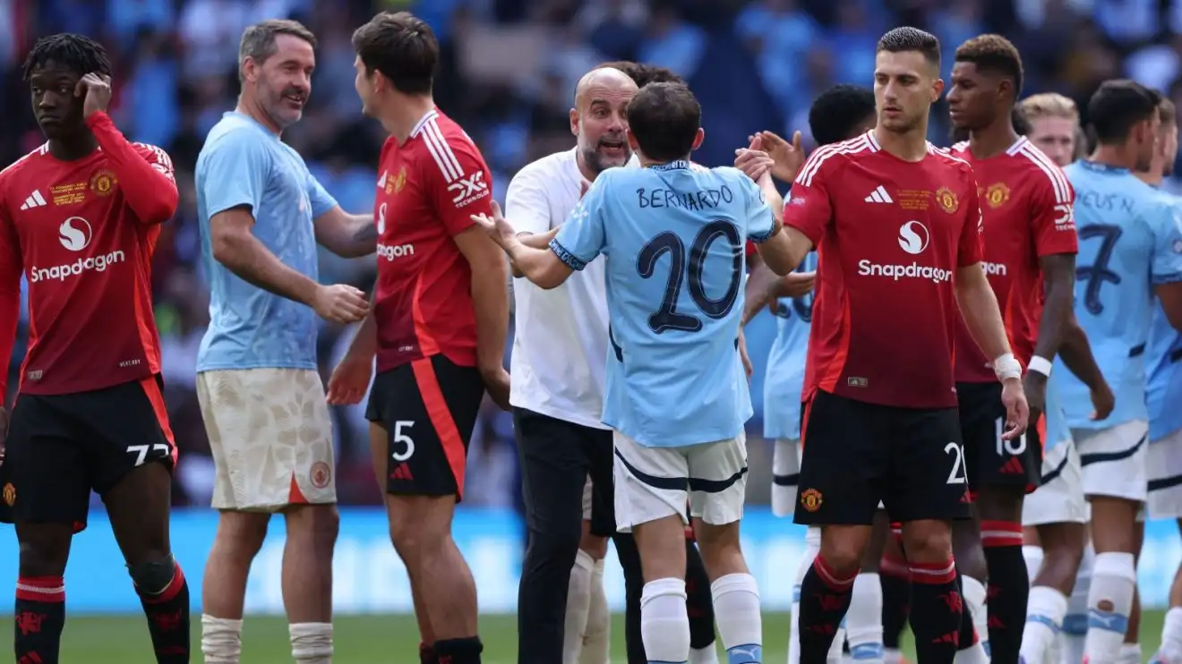 Các cầu thủ Manchester United ôm hôn các cầu thủ Manchester City sau trận chung kết Community Shield 2024