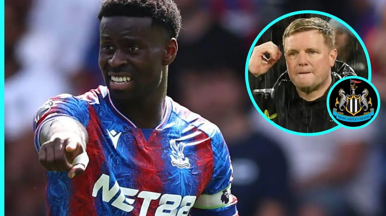 Marc Guehi với Eddie Howe và huy hiệu Newcastle trong vòng tròn nhỏ