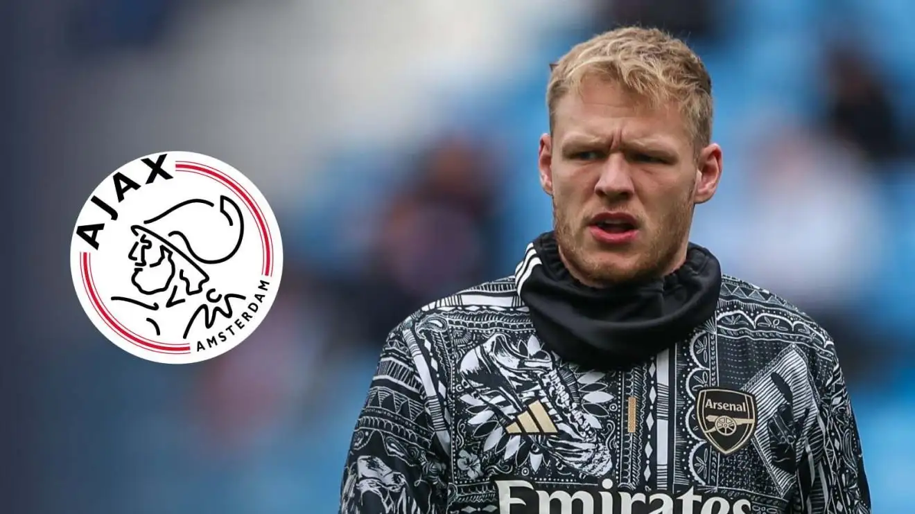 Thủ môn Aaron Ramsdale của Arsenal bên cạnh logo Ajax