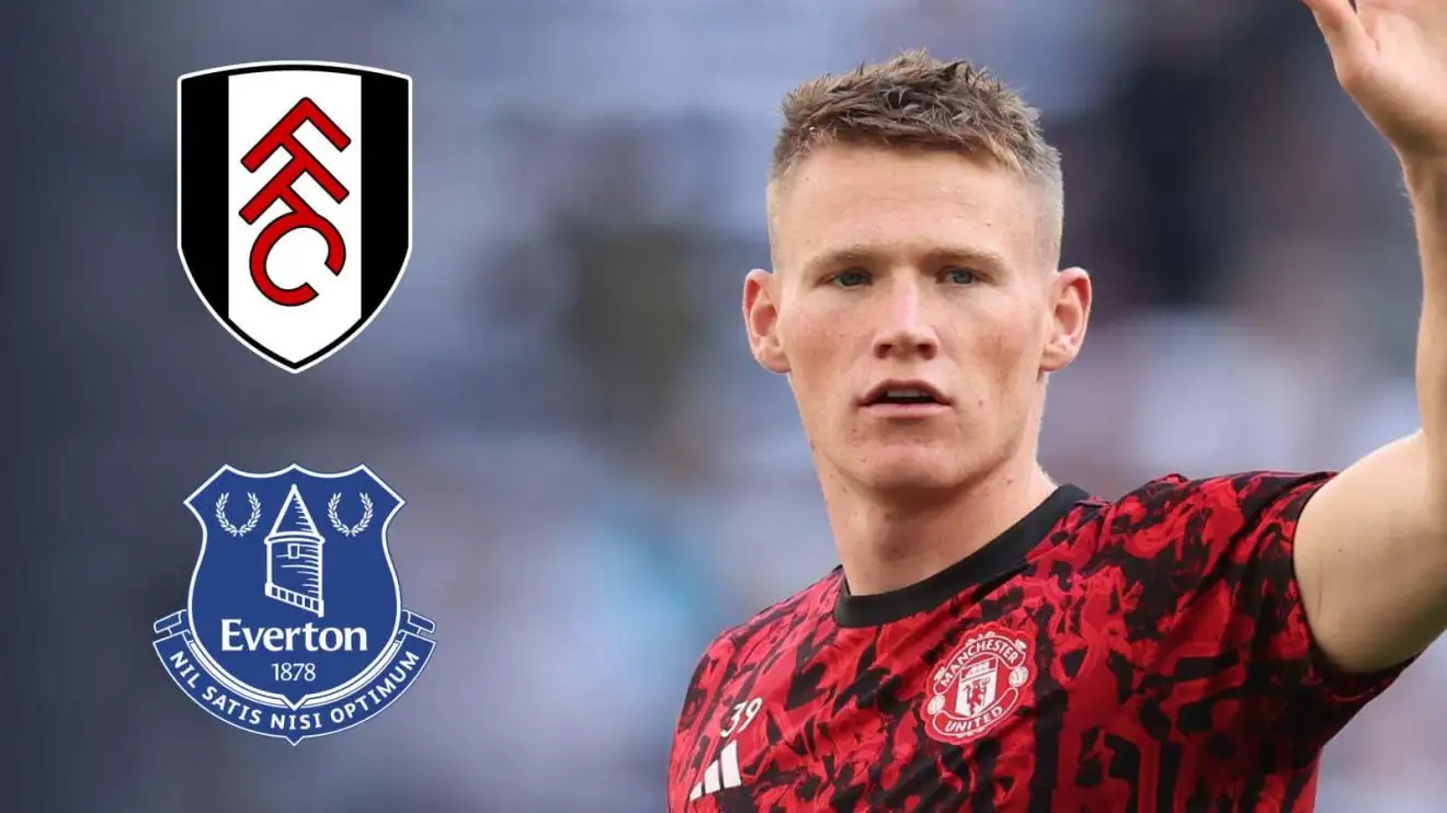 Scott McTominay bên cạnh huy hiệu Fulham và Everton