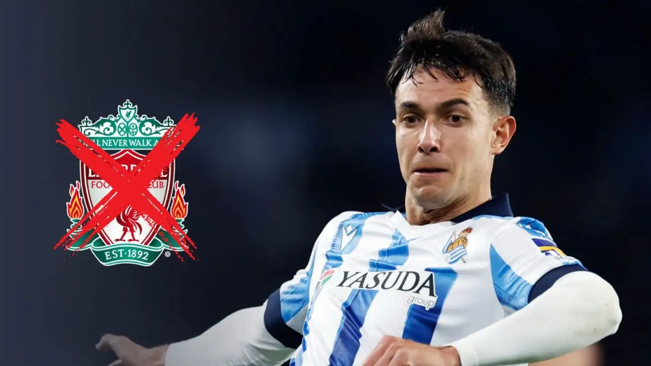 Martin Zubimendi với huy hiệu Liverpool bị gạch chéo