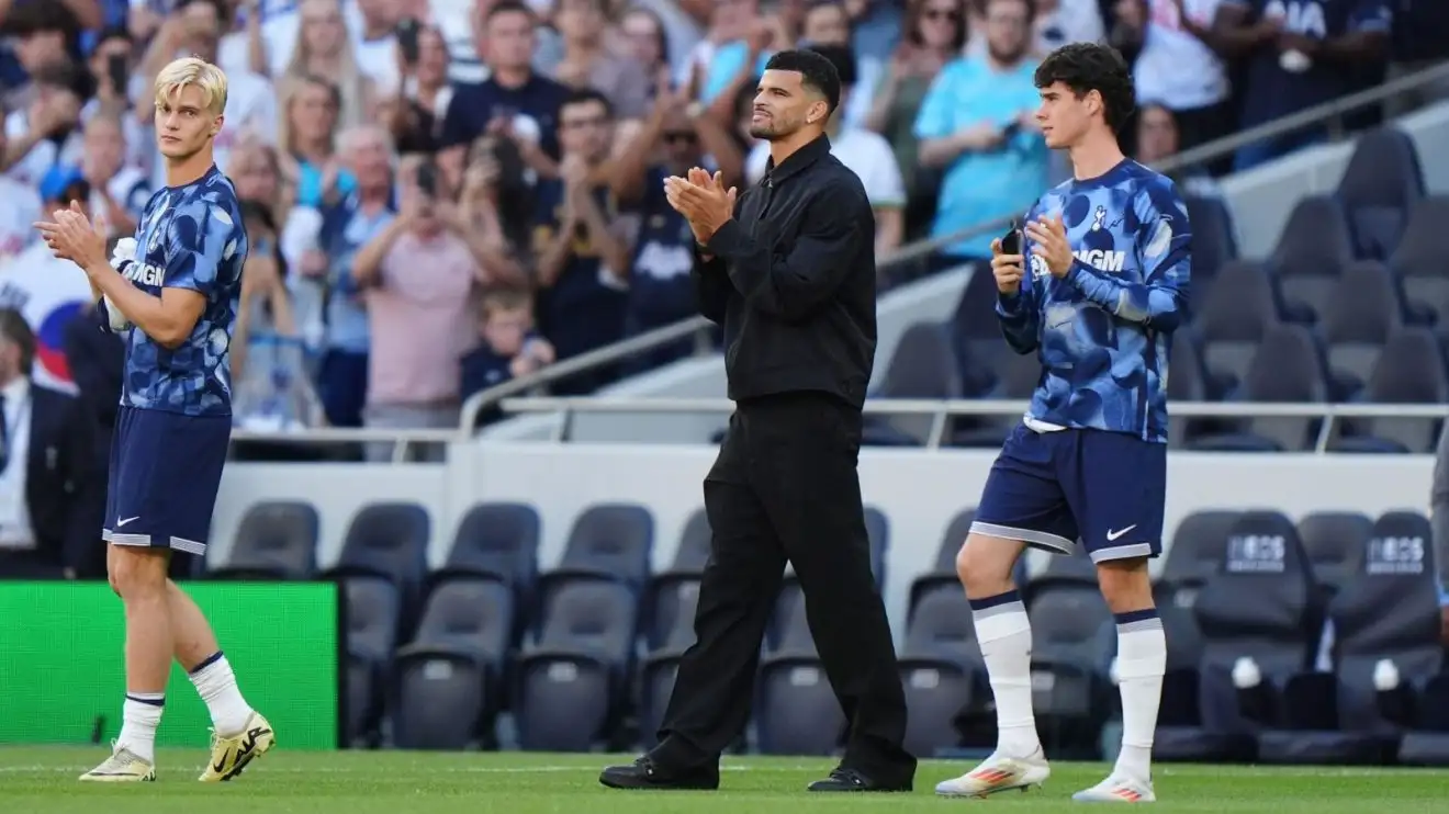 Bản hợp đồng của Tottenham, Dominic Solanke được diễu hành trước trận giao hữu trước mùa giải với Bayern Munich cùng với các tân binh Lucas Bergvall và Archie Gray