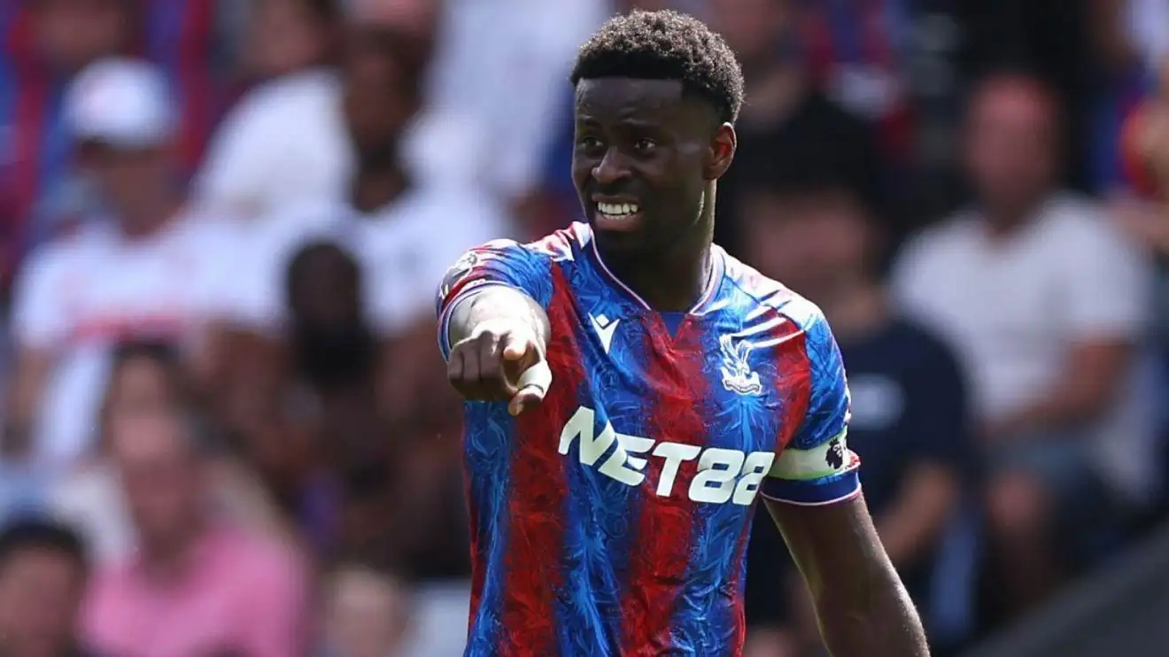 Hậu vệ Marc Guehi của Crystal Palace liên kết với Newcastle United ra hiệu trong một trận đấu