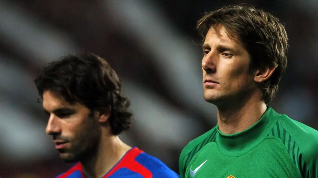 Ruud van Nistelrooy và Edwin van der Sar đang thi đấu cho Manchester United