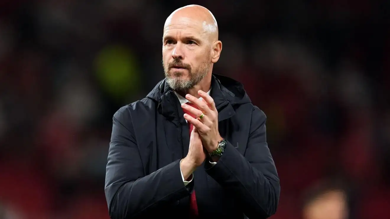 Erik ten Hag vỗ tay chào người hâm mộ sau một trận đấu