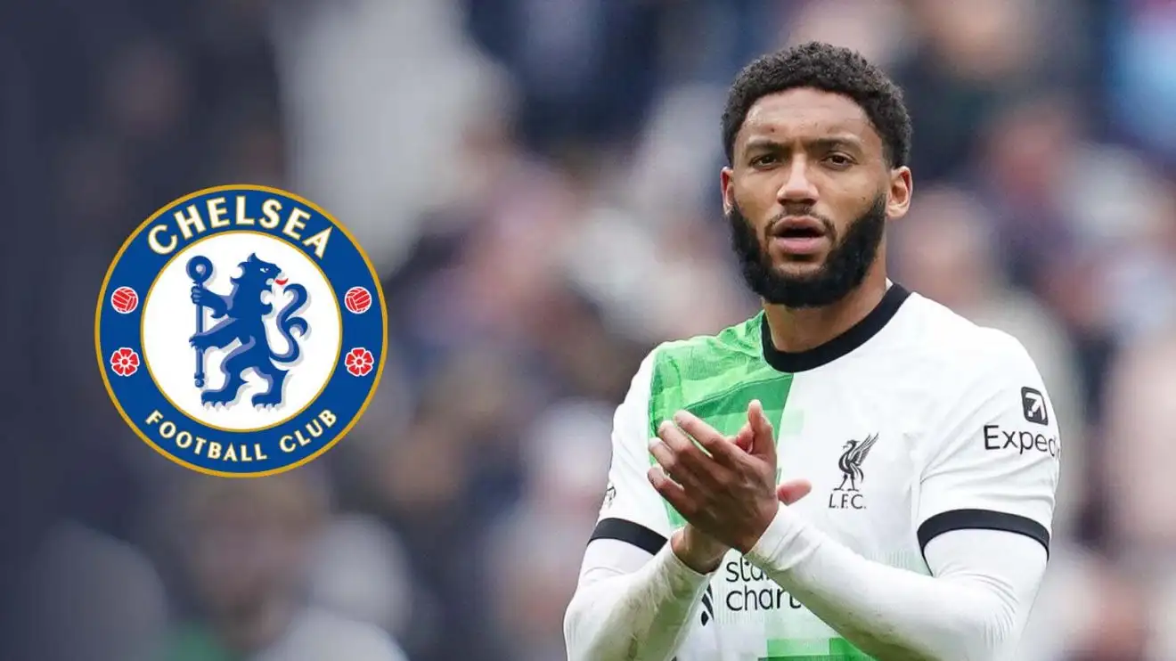 Hậu vệ Liverpool Joe Gomez bên cạnh huy hiệu Chelsea