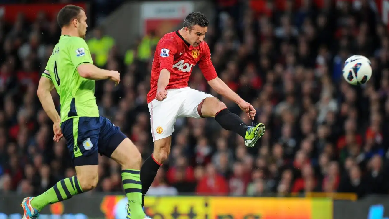 Tiền đạo Robin van Persie của Manchester United ghi bàn vào lưới Aston Villa