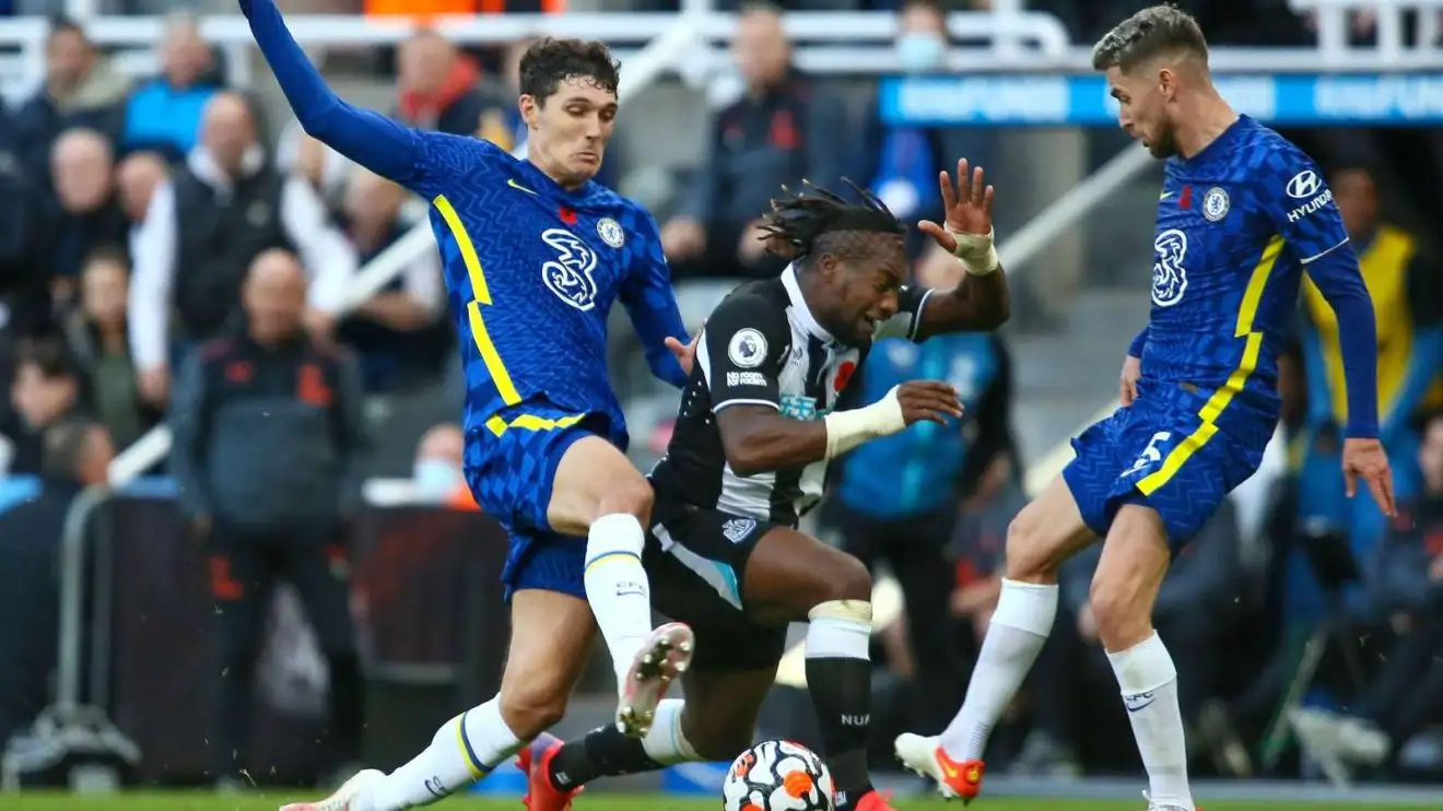 Newcastle v Chelsea: Andreas Christensen tắc bóng Allan Saint-Maximin