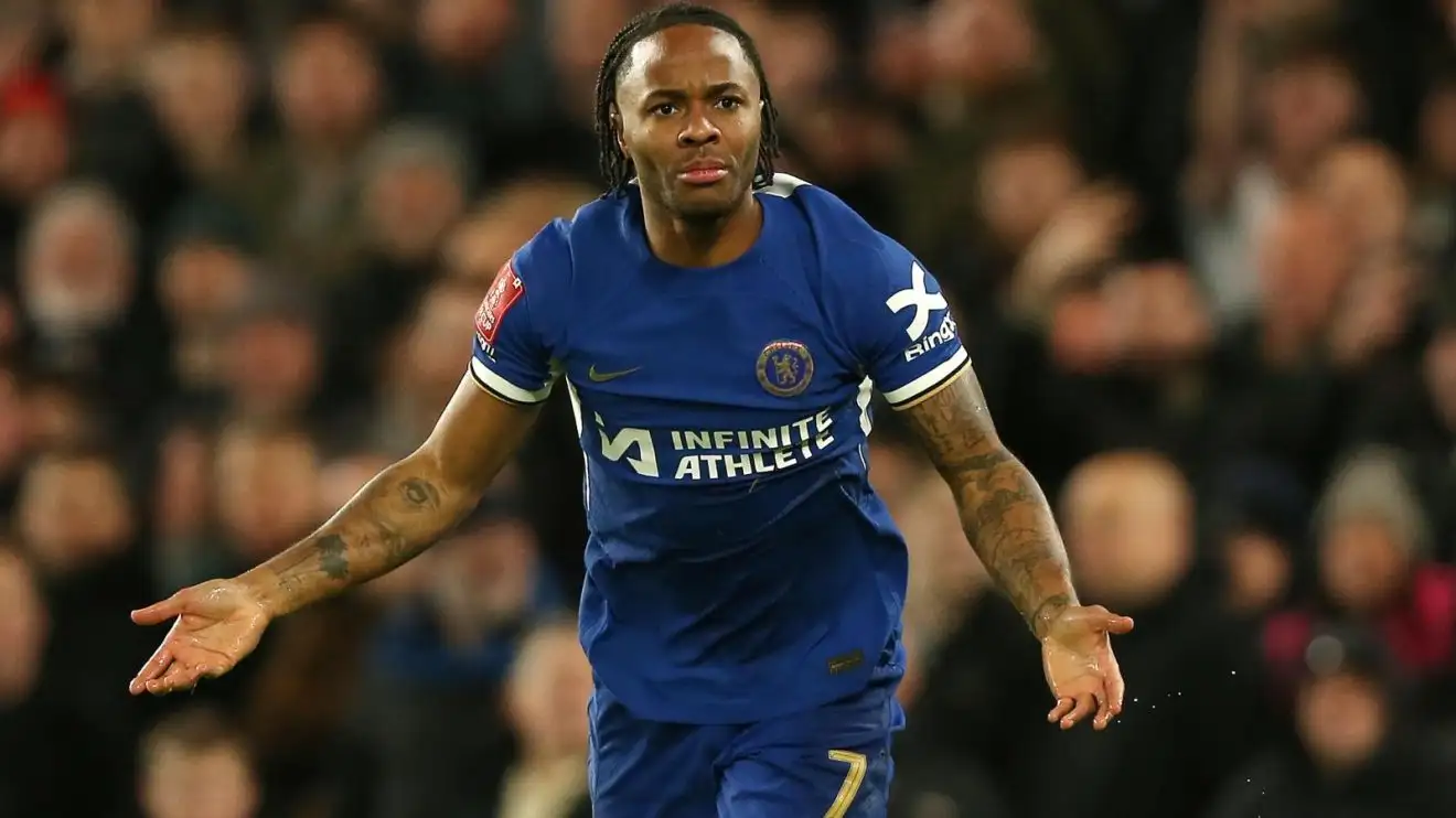 Cầu thủ chạy cánh của Chelsea, Raheem Sterling có vẻ bối rối trong một trận đấu