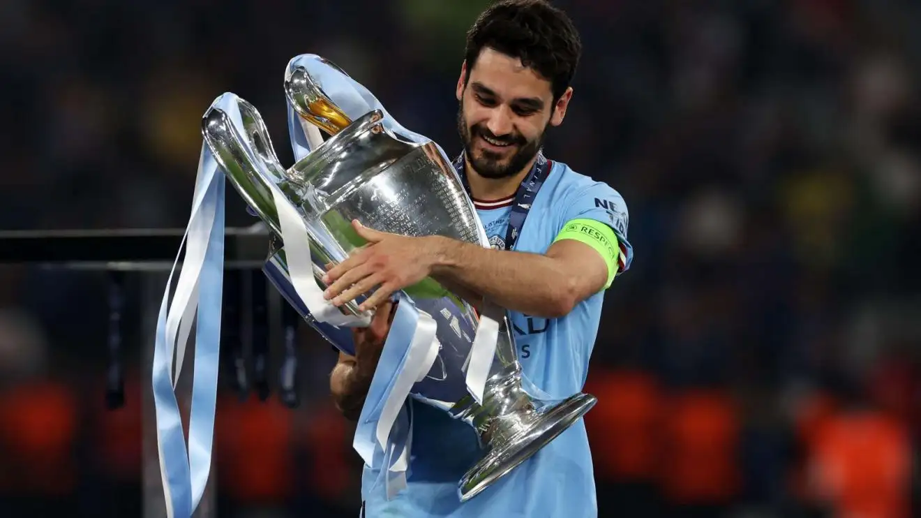 Huyền thoại Man City Ilkay Gundogan nâng cúp Champions League