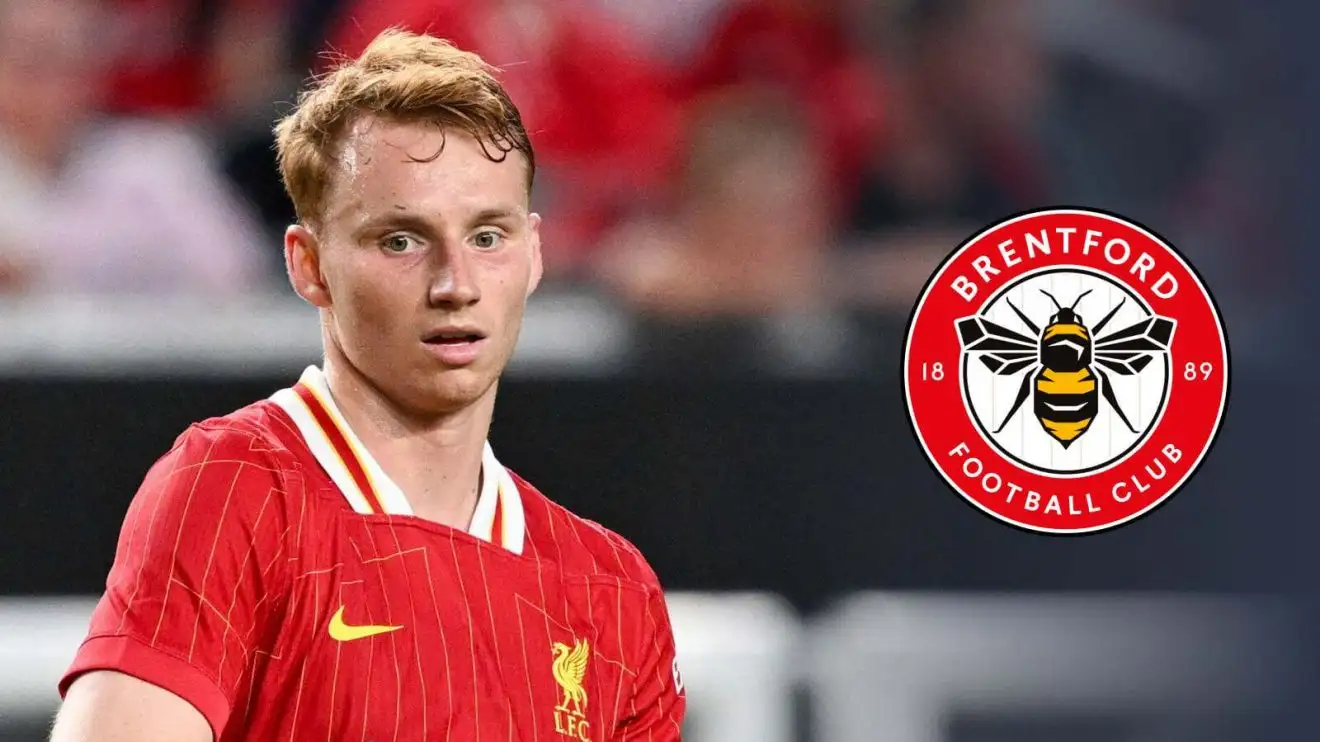 Hậu vệ Liverpool Sepp van den Berg với huy hiệu Brentford