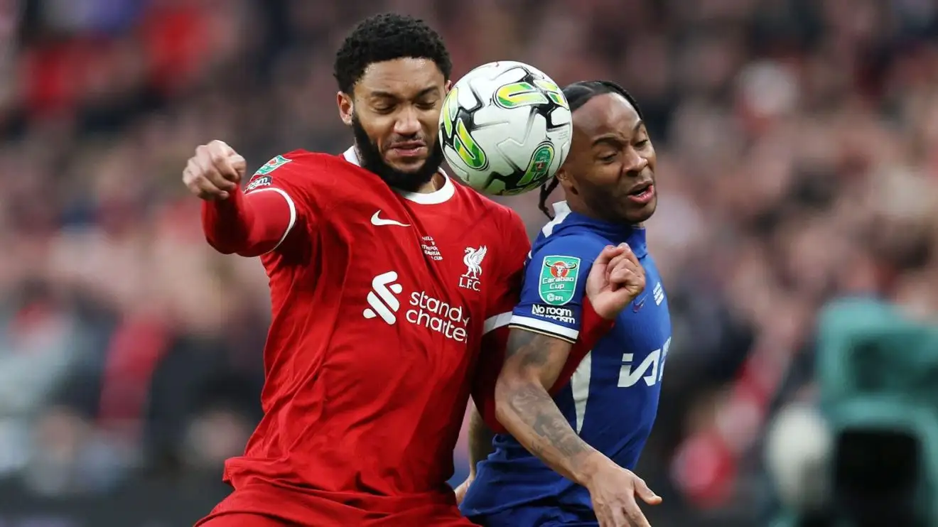 Hậu vệ Joe Gomez của Liverpool và tiền đạo Raheem Sterling của Chelsea