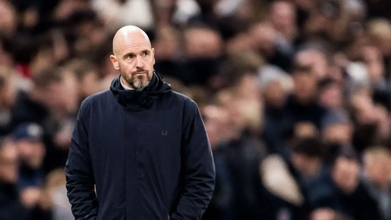 HLV Man Utd Erik ten Hag theo dõi một trận đấu