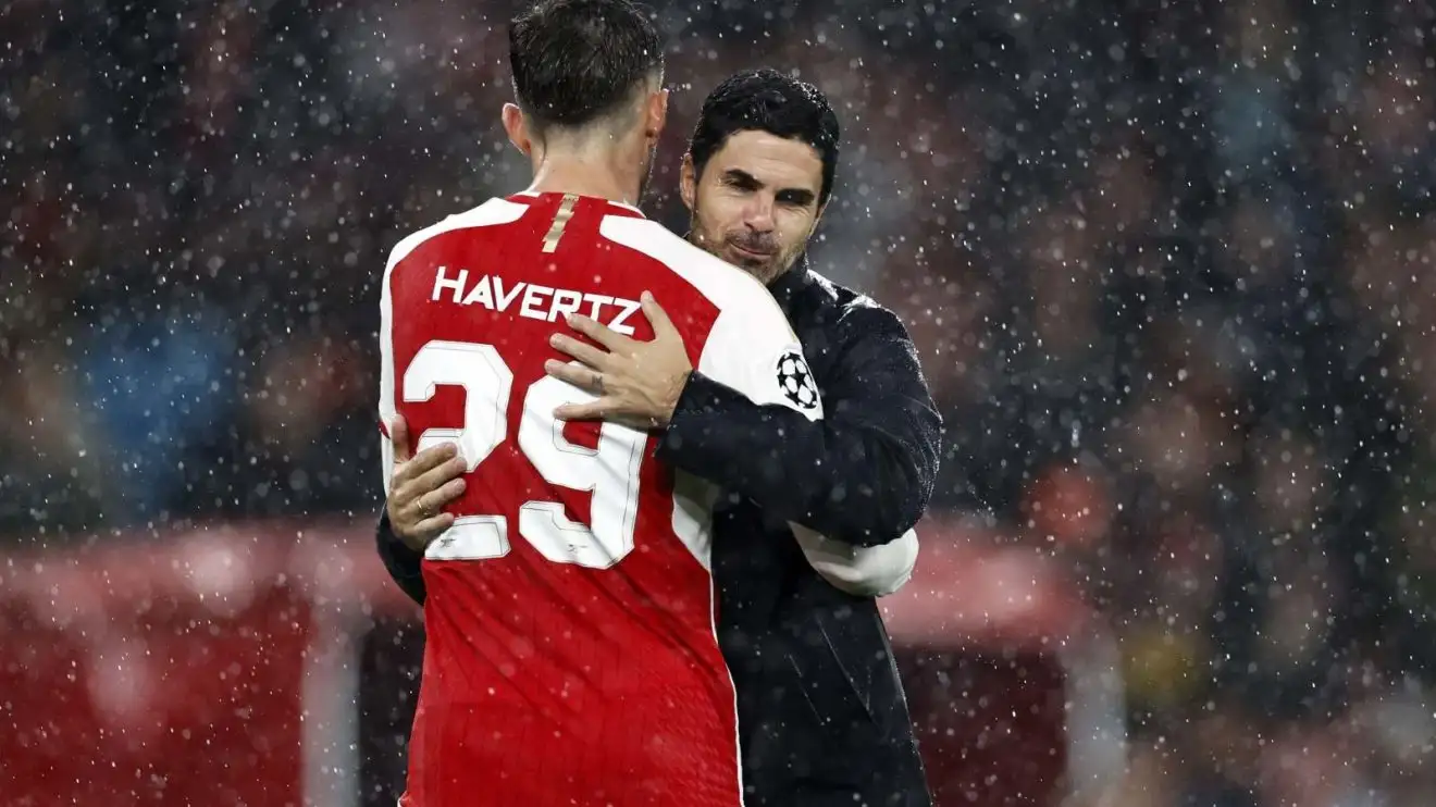 HLV Mikel Arteta của Arsenal ôm Kai Havertz sau trận đấu