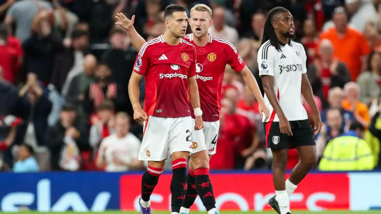 Bộ đôi Man Utd Diogo Dalot và Matthijs de Ligt trong trận đấu với Fulham