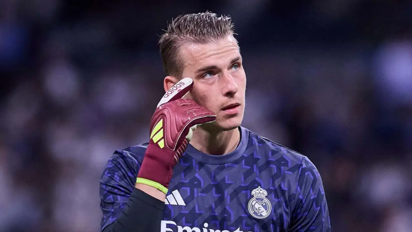 Andriy Lunin of Real Madrid warms up