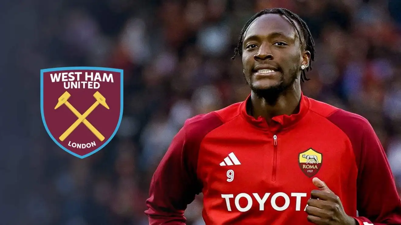 Tiền đạo Roma Tammy Abraham với huy hiệu West Ham