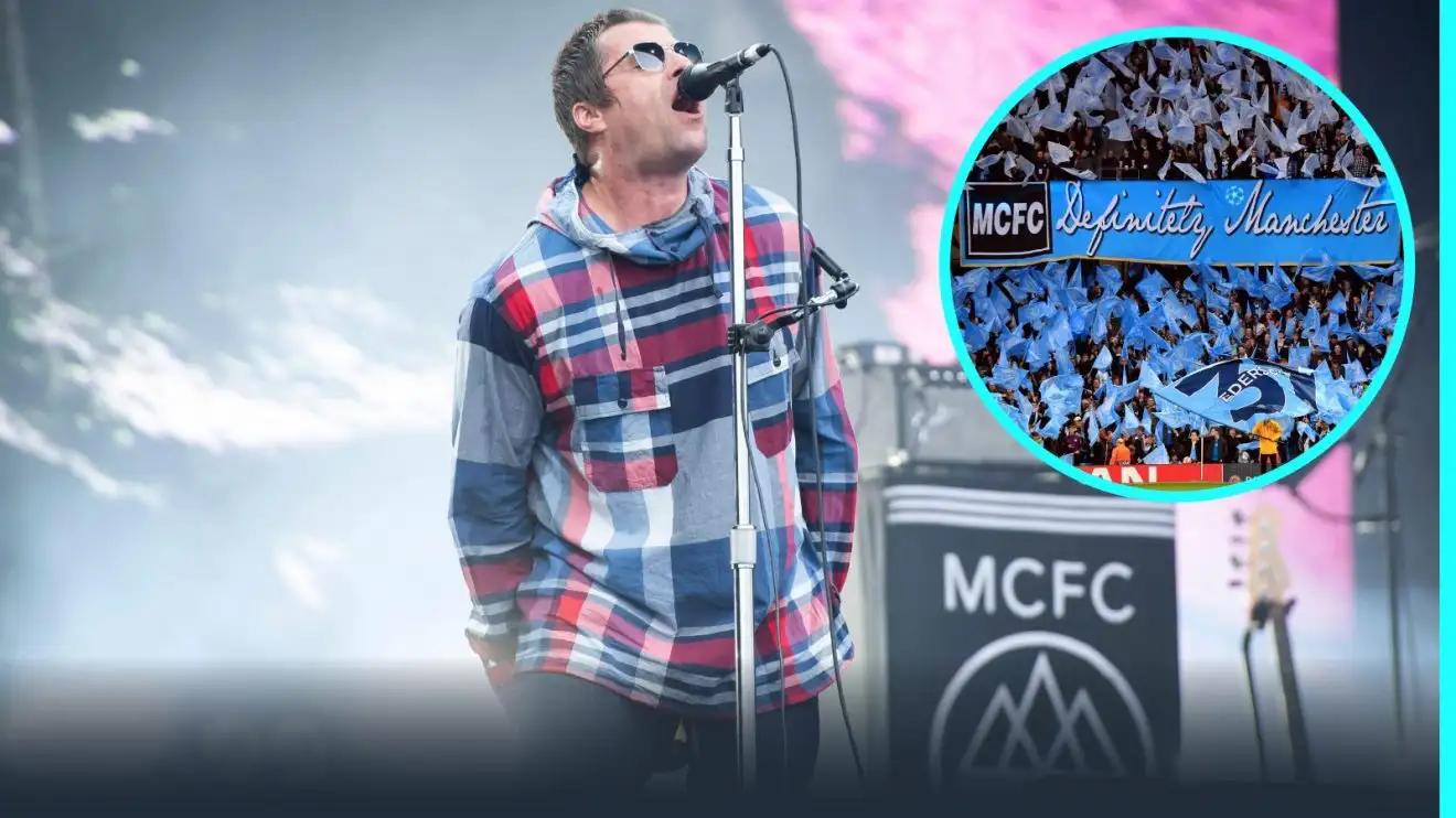 Cổ động viên Man City Liam Gallagher biểu diễn trên sân khấu.