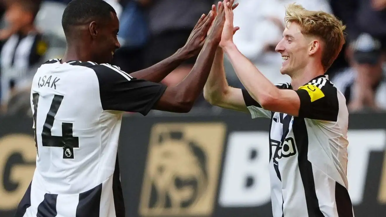 Bộ đôi Anthony Gordon và Alexander Isak của Newcastle ăn mừng bàn thắng