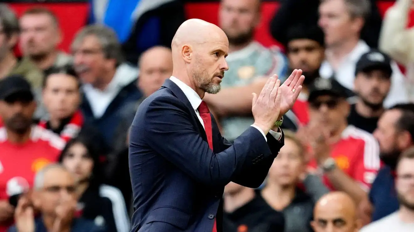 Erik ten Hag có khuôn mặt nhăn nhó vỗ tay tán thưởng người hâm mộ sau trận thua của Manchester United trước Liverpool