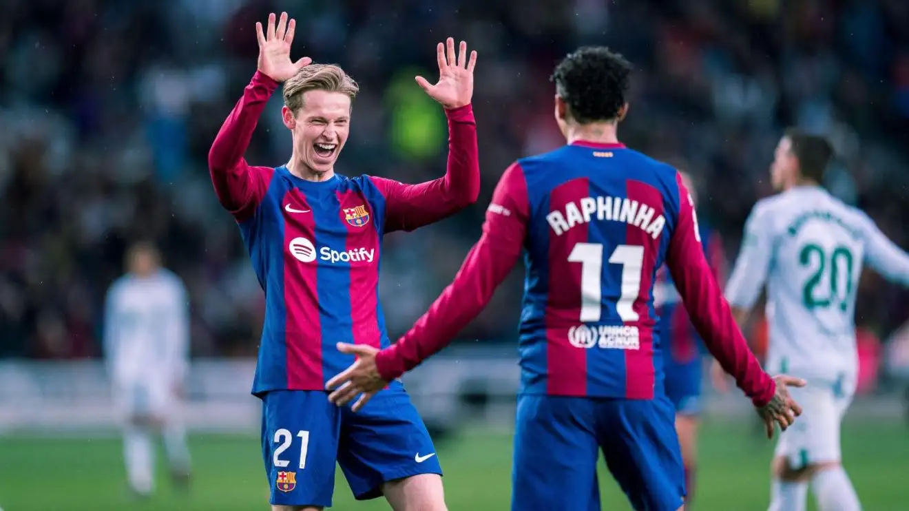 Tiền vệ Frenkie de Jong của Barcelona ăn mừng cùng Raphinha