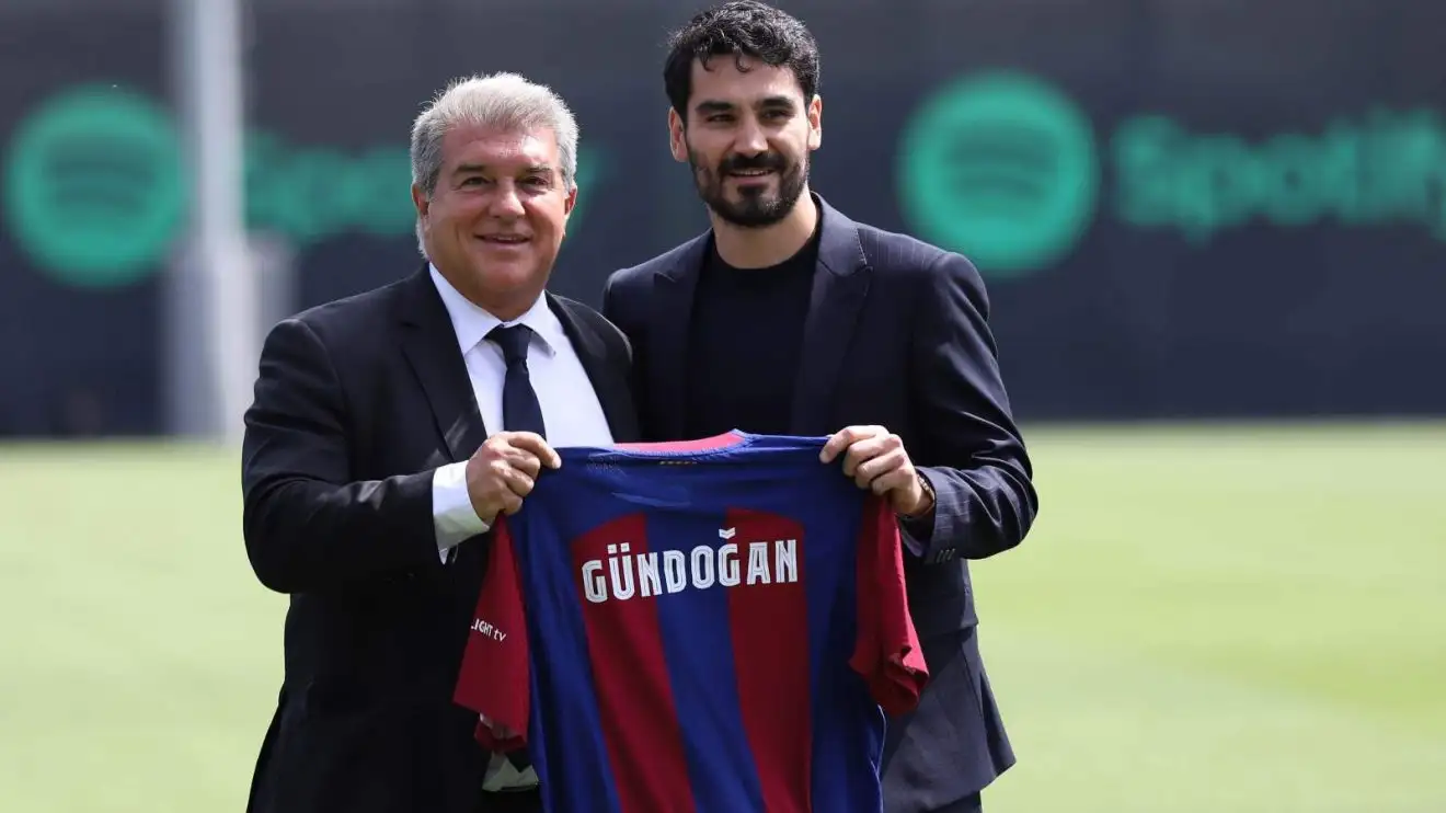 Ilkay Gundogan được Joan Laporta giới thiệu là cầu thủ mới của Barcelona