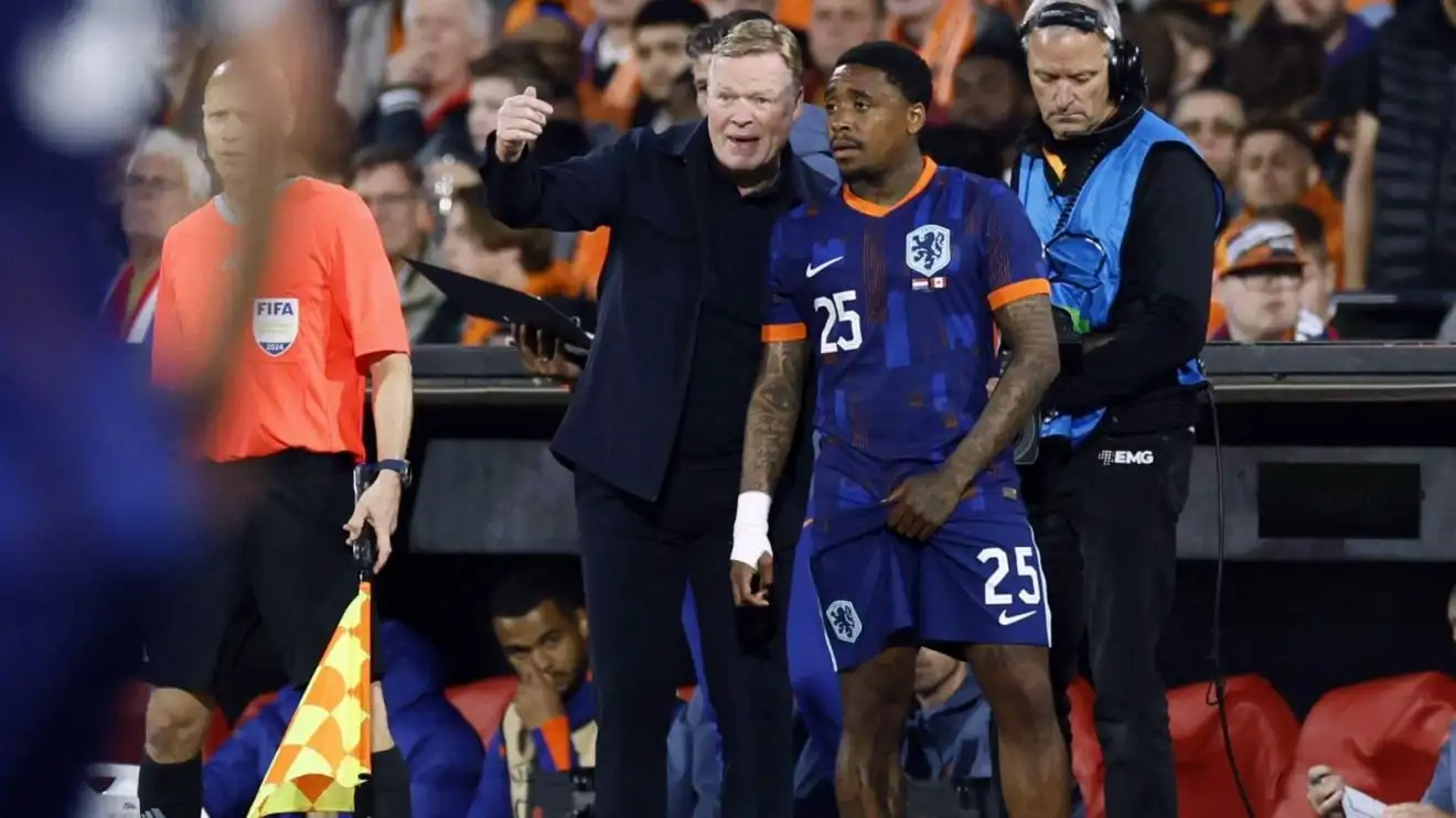 Ronald Koeman và Steven Bergwijn trong một trận đấu