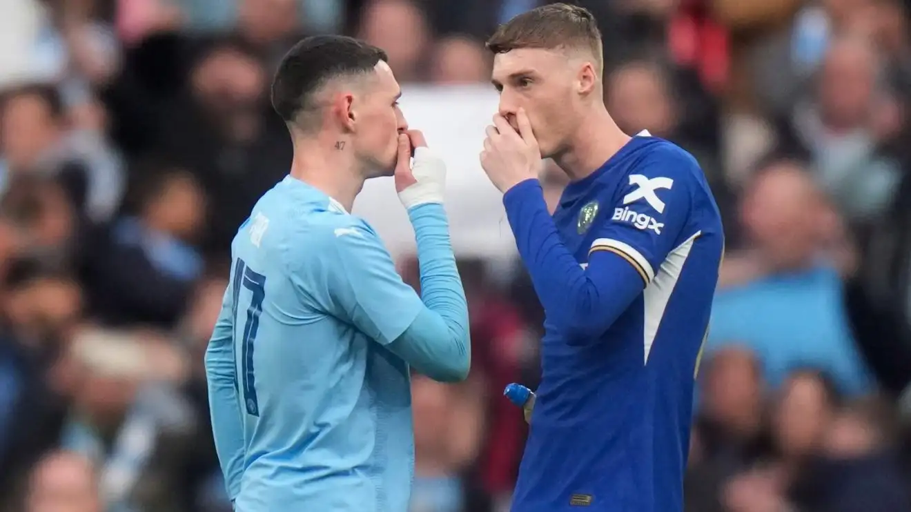 England players Phil Foden and also Cole Palmer have a secretive chat after a match