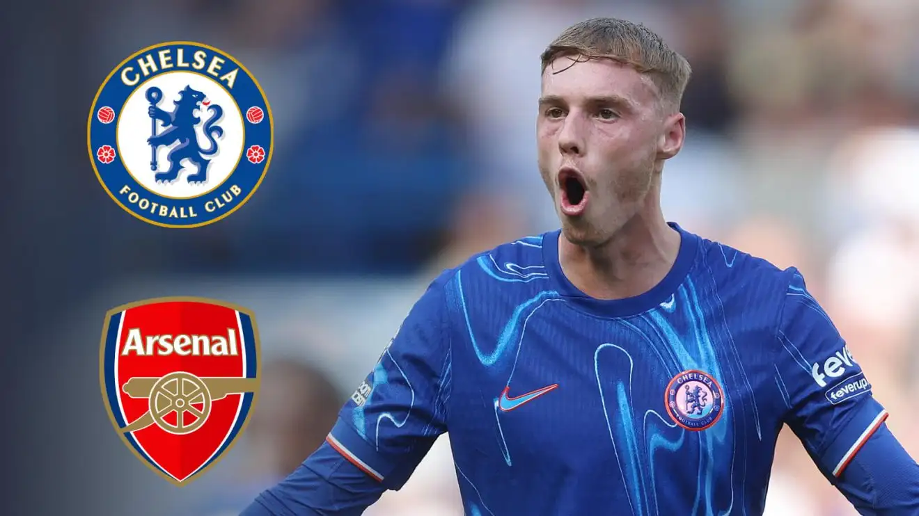 Cole Palmer với huy hiệu Arsenal và Chelsea