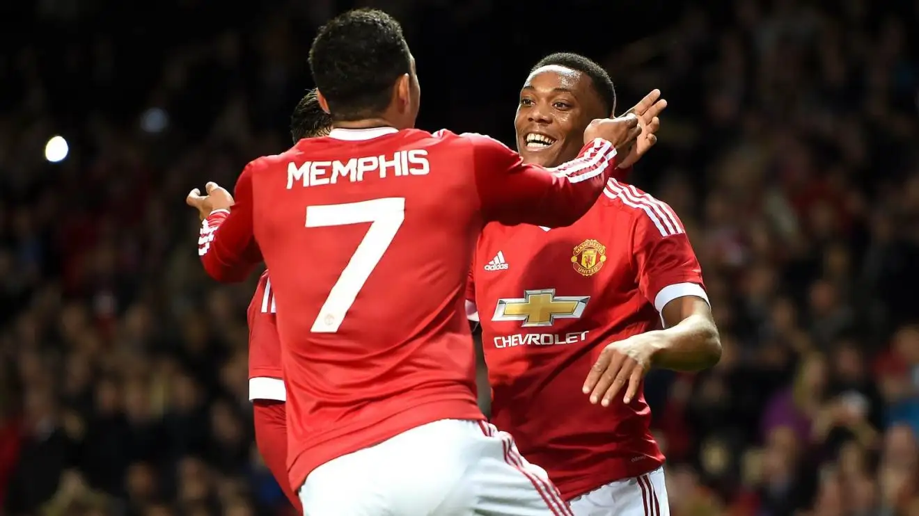 Tiền đạo Anthony Martial Memphis Depay của Man Utd ăn mừng bàn thắng