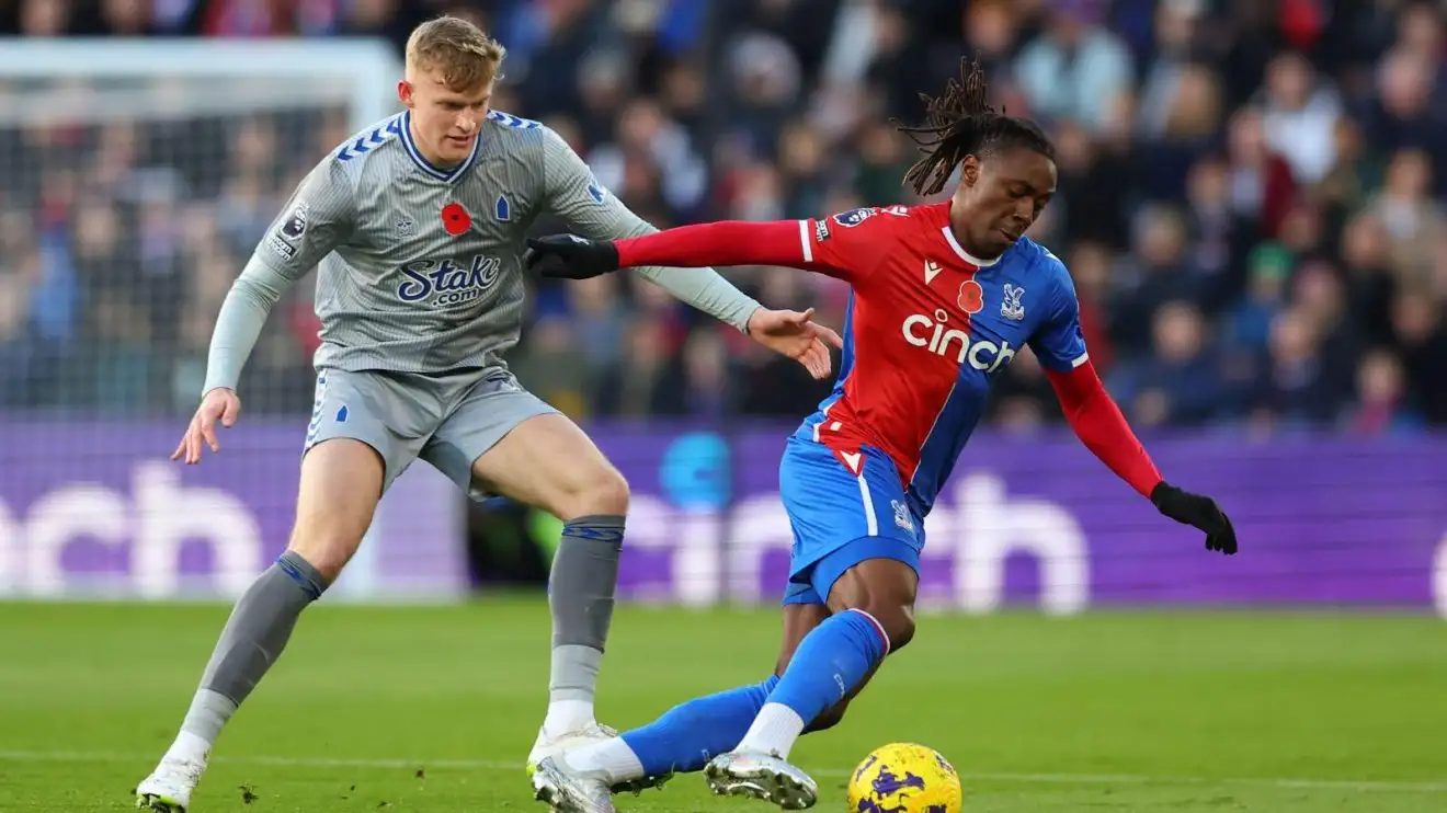 Cầu thủ chạy cánh Eberechi Eze của Crystal Palace được Man Utd liên kết và hậu vệ Jarrad Branthwaite của Everton trong một trận đấu