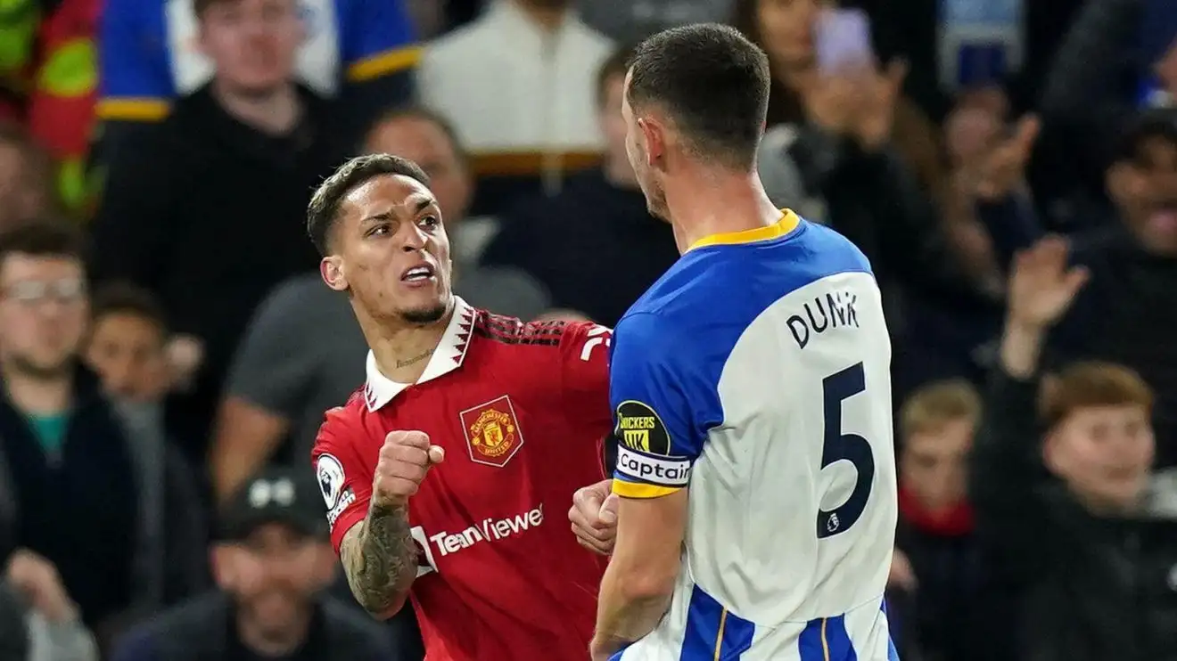 Tiền đạo Antony của Manchester United và hậu vệ Lewis Dunk của Brighton