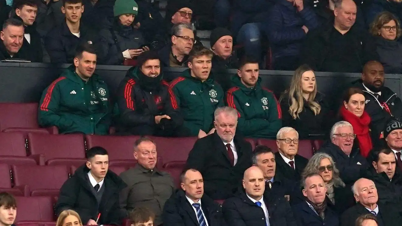 Dude Utd duo Rasmus Hojlund and also Mason Place watch a suit from the stands