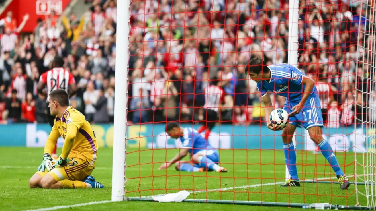 Hậu vệ Sunderland Santiago Vergini đá phản lưới nhà vào lưới Southampton