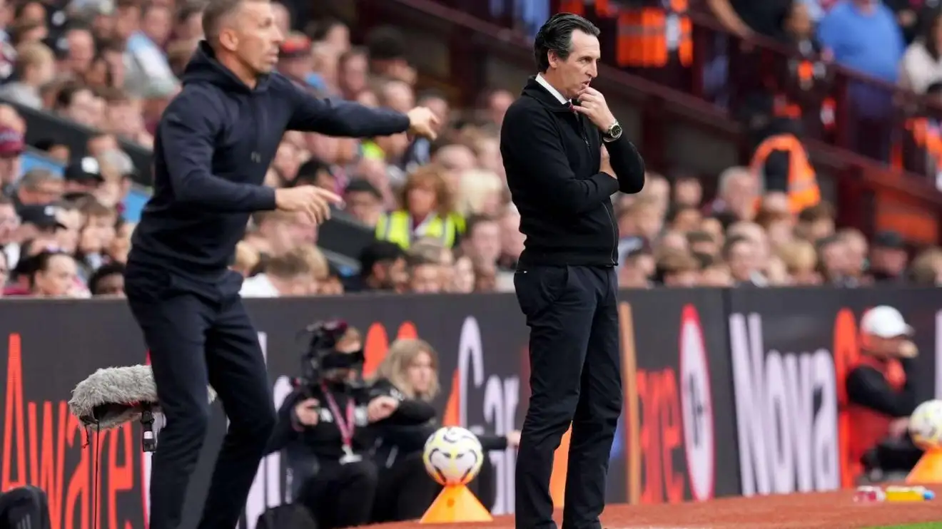 Huấn luyện viên của Aston Villa Unai Emery và huấn luyện viên trưởng của Wolves, Gary O'Neil theo dõi từ đường biên