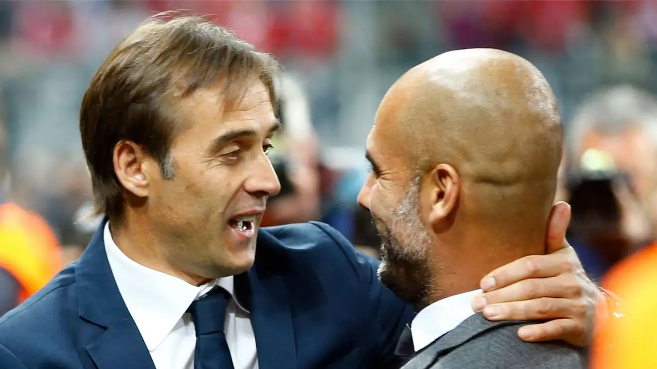 Julen Lopetegui mơ màng nhìn vào mắt Pep Guardiola trong khi ôm anh