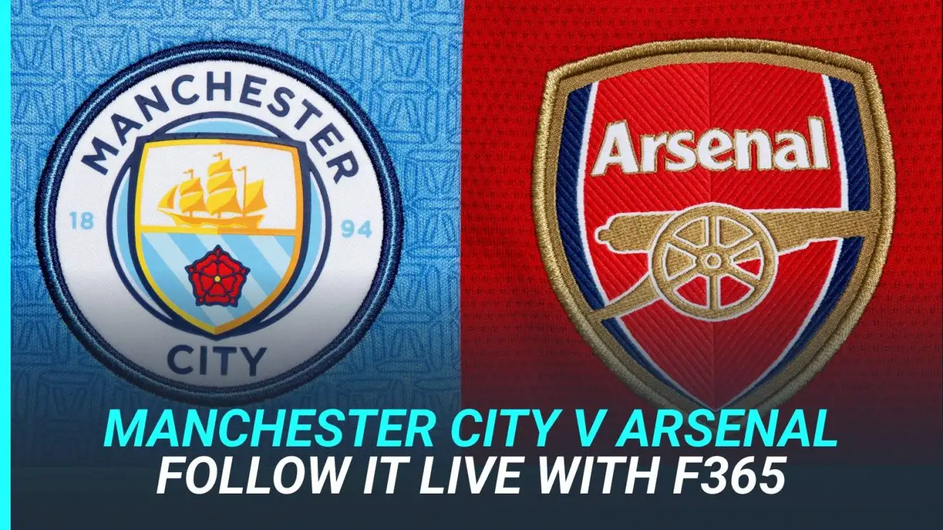 Huy hiệu của Manchester City và Arsenal.