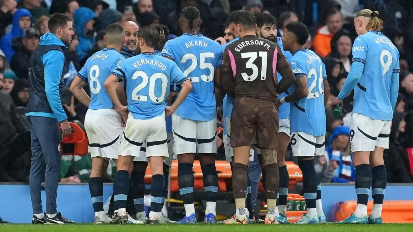 Pep Guardiola talks to Manchester Municipal players