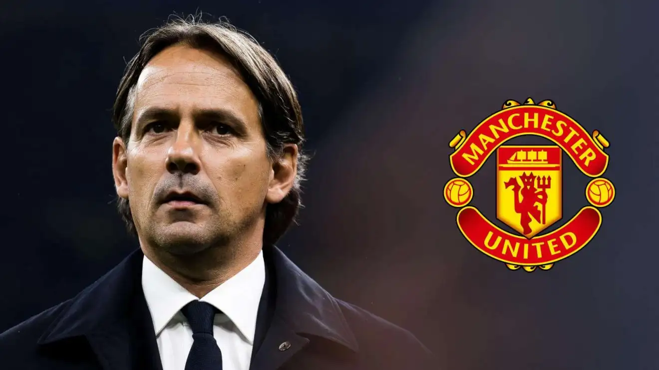 Simone Inzaghi với huy hiệu Man Utd