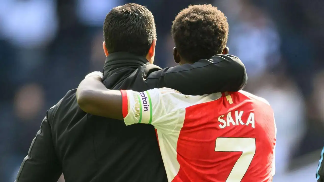 Mikel Arteta và Bukayo Saka của Arsenal