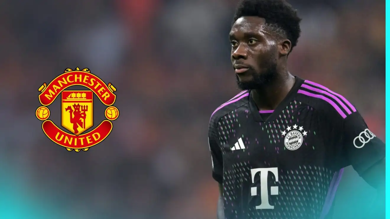 Alphonso Davies with the Man Utd badge