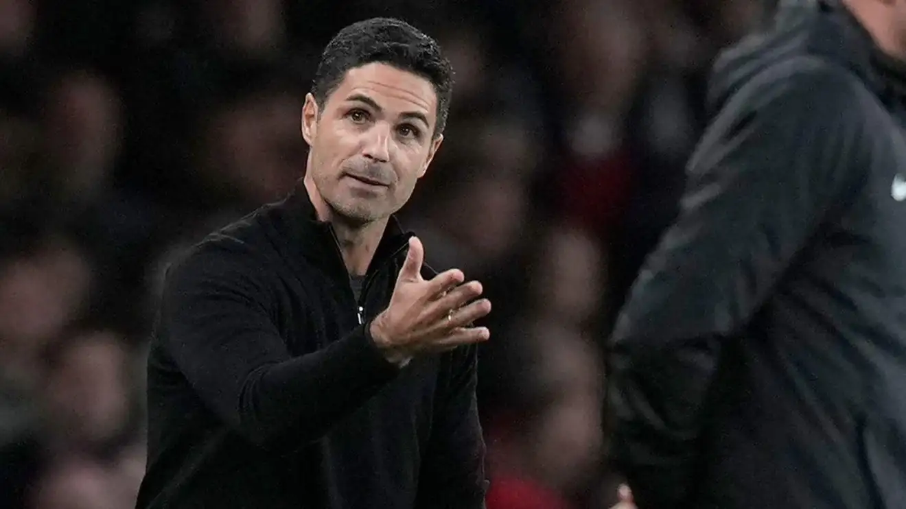 Mikel Arteta gestures during Arsenal v Liverpool