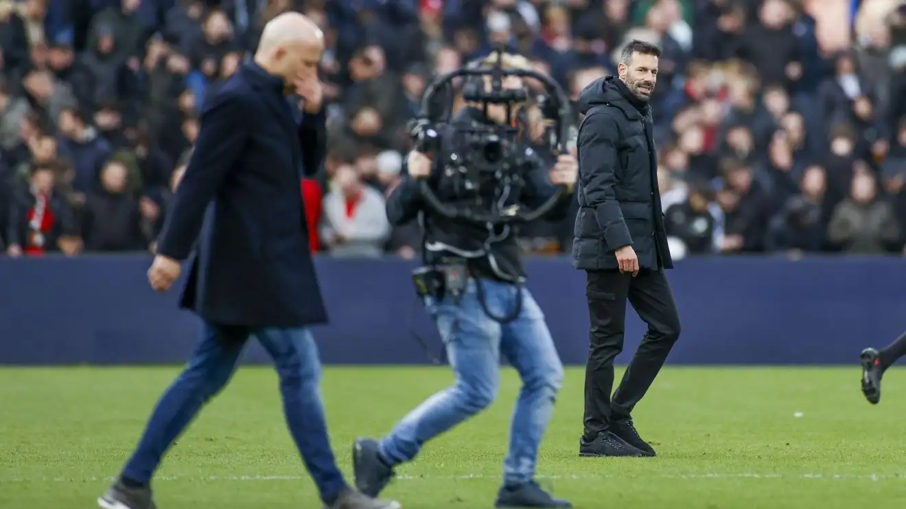 Van Nistelrooy already has 'big issue' with Leicester player which shows he must learn from Slot 1 PSV coach Ruud van Nistelrooy through Feyenoord manager Arne Slot in the foreground