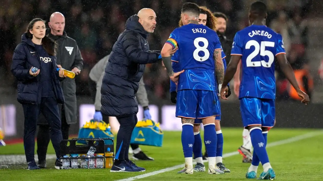 Chelsea boss tears into goalscorer after 5-1 win: 'I do not like the way he trained' 1 Enzo Maresca with Chelsea players