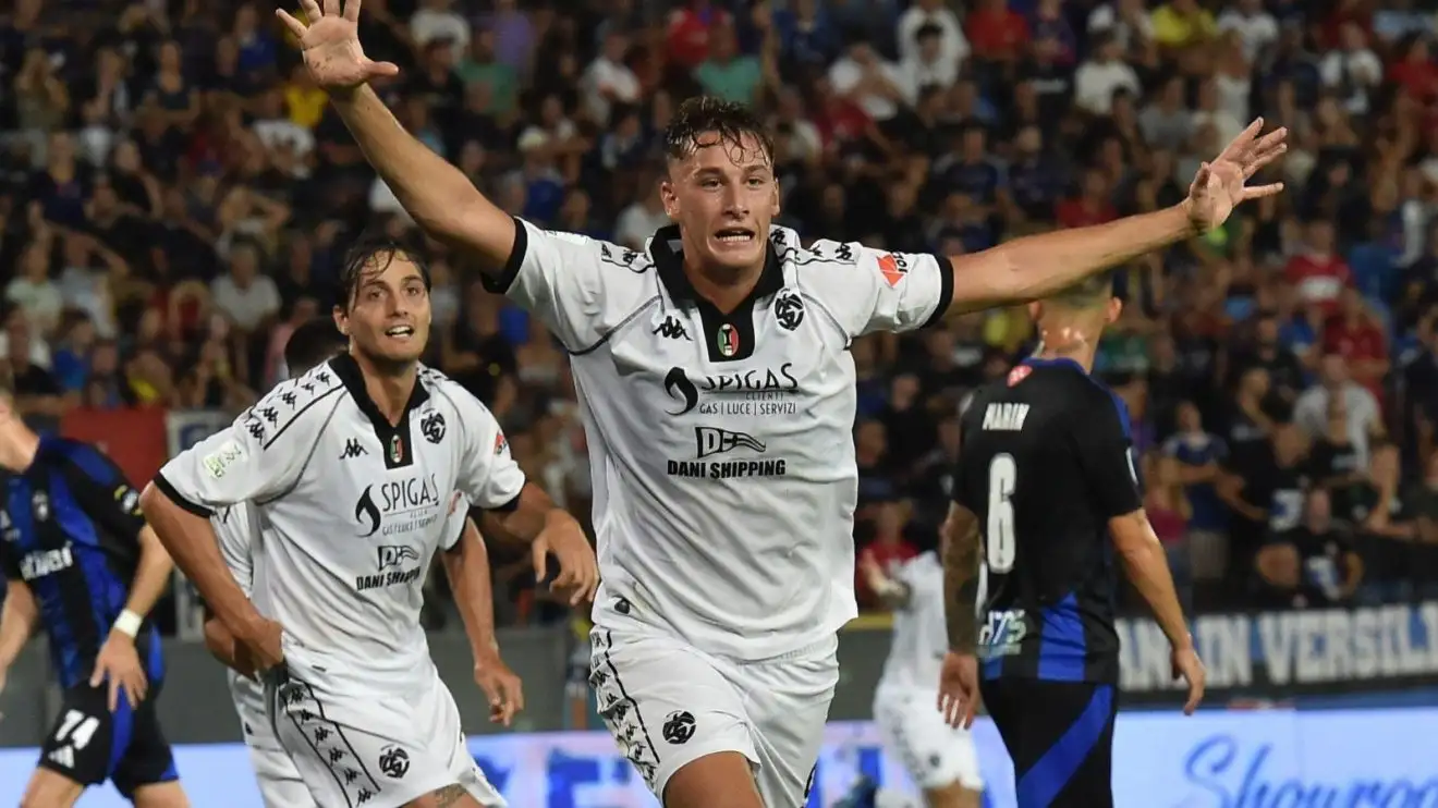 Man Utd battle PL relegation rivals for 'extraordinary' striker named as shock Amorim target with 'dream' 1 Guy Utd transmit Francesco Pio Esposito